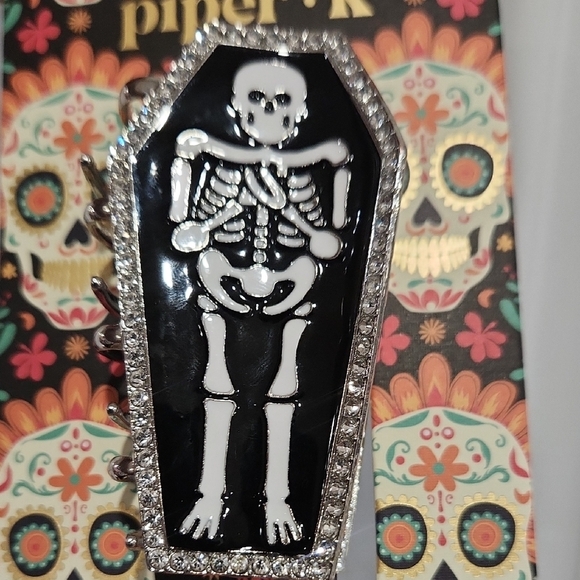 🔹️Piper K 🔹️Halloween Skeleton Coffin Metal Hair Clip Accessory - Picture 5 of 5